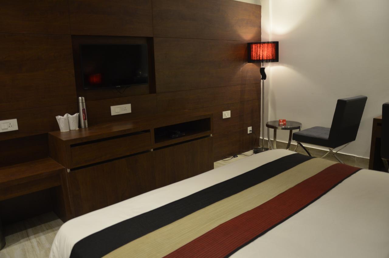 Oyo 1358 Hotel Crossroad 勒克瑙 外观 照片