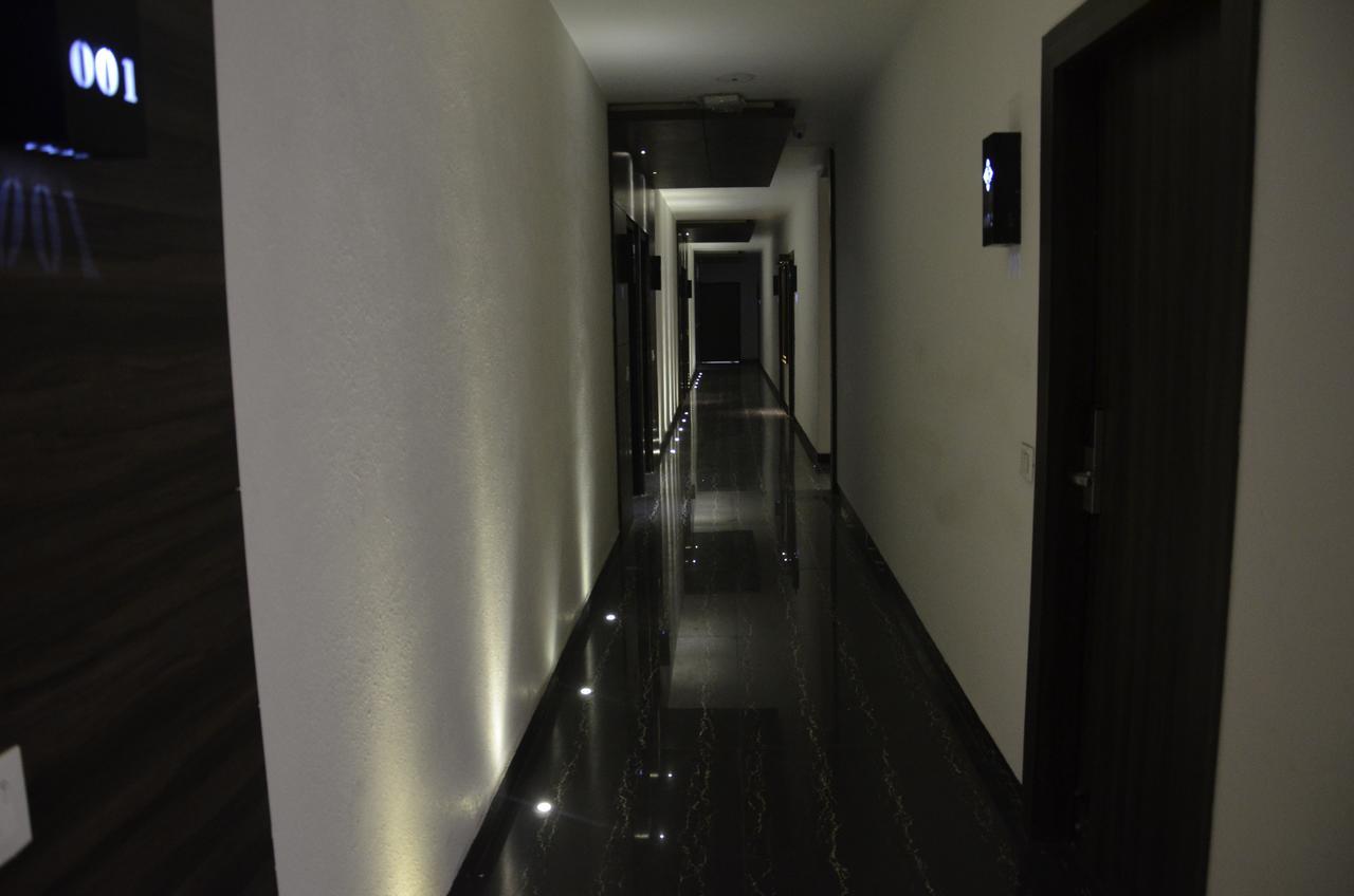 Oyo 1358 Hotel Crossroad 勒克瑙 外观 照片