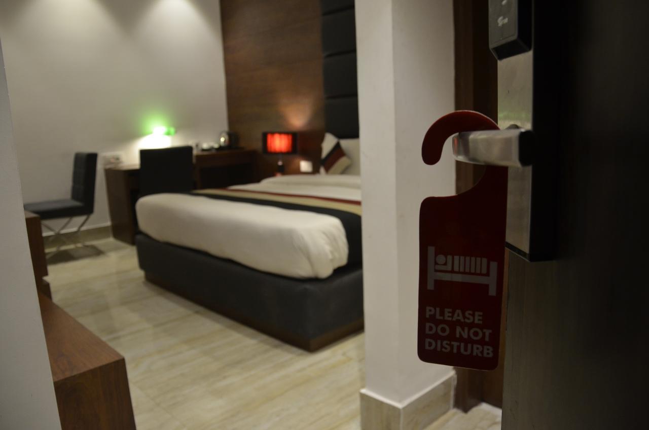 Oyo 1358 Hotel Crossroad 勒克瑙 外观 照片