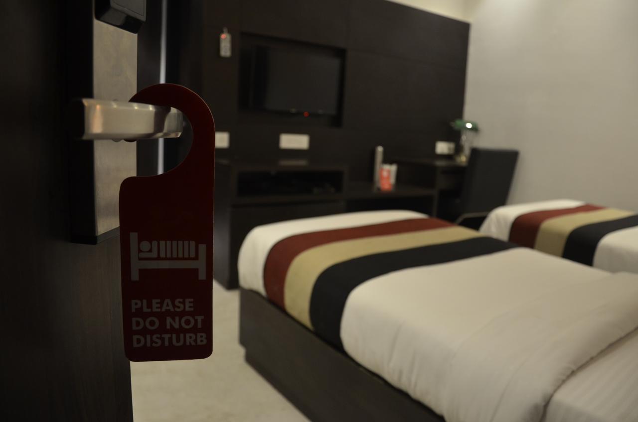 Oyo 1358 Hotel Crossroad 勒克瑙 外观 照片