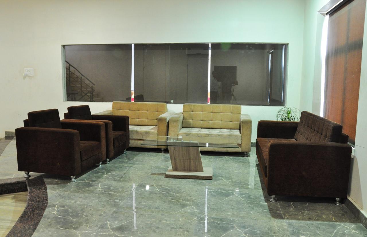 Oyo 1358 Hotel Crossroad 勒克瑙 外观 照片