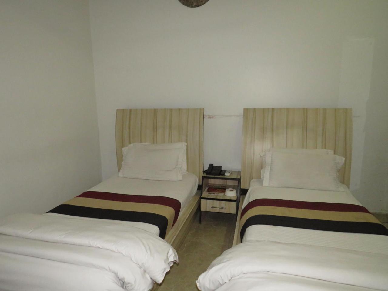 Oyo 1358 Hotel Crossroad 勒克瑙 外观 照片