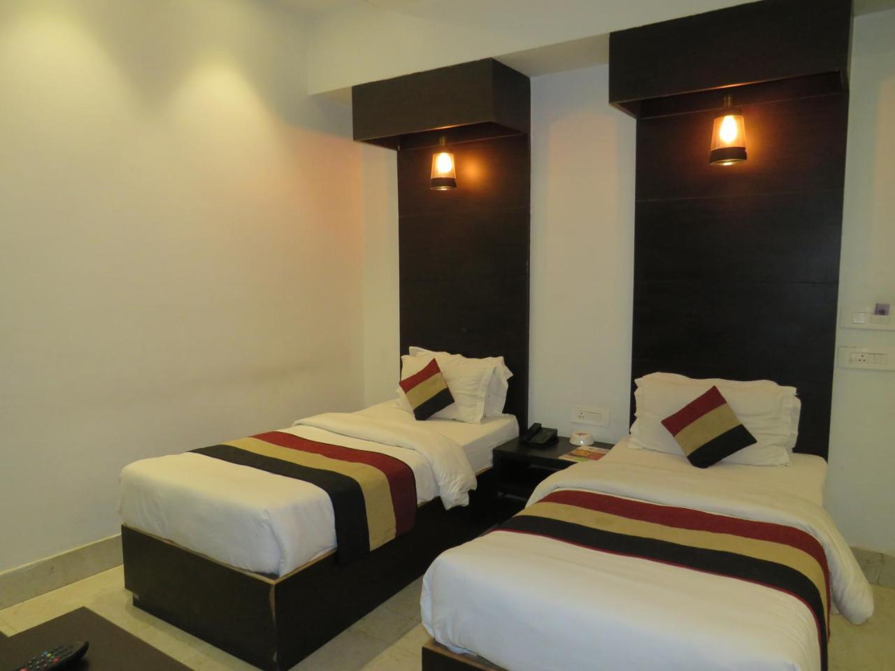 Oyo 1358 Hotel Crossroad 勒克瑙 外观 照片