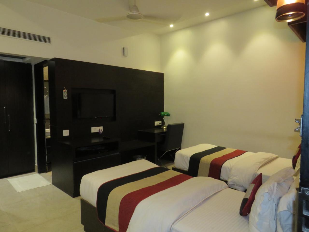 Oyo 1358 Hotel Crossroad 勒克瑙 外观 照片
